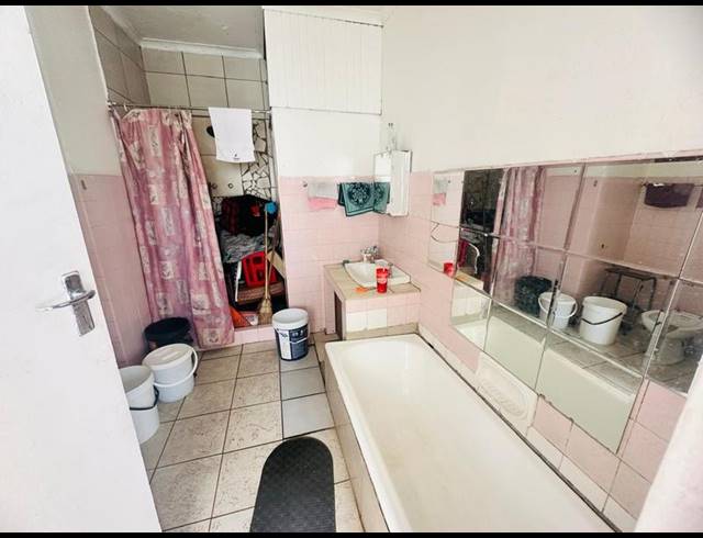 5 BEDROOM HOUSE FOR SALE IN BEZUIDENHOUT VALLEY